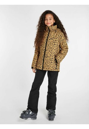 Giacca marrone con stampa leopardata, dotata di zip nera, maniche lunghe e tasche, abbinata a pantaloni neri e stivali da neve. Design testurizzato e isolato.