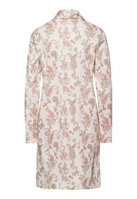 Camisa de noche de manga larga en tejido crema con un patrón de paisley en rosa y dorado. Cuenta con un cuello y un corte a media longitud para un ajuste relajado.