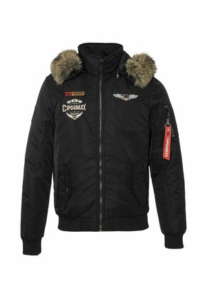 Blouson aviateur noir avec capuche en fausse fourrure amovible, fermeture éclair à l'avant, écussons brodés et poignets côtelés. Comprend des poches latérales et une étiquette logo.