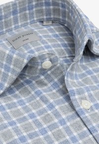 Camicia a quadri blu e grigia con una vestibilità slim, realizzata in tessuto morbido. Presenta un colletto classico e bottoni bianchi. L'etichetta riporta "DAN JOHN."