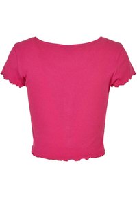 Jasnoróżowa prążkowana bluzka z krótkimi rękawami, o wycięciu w kształcie litery U i falbankowatych krawędziach na rękawach i u dołu. Materiał z mieszanki bawełny, dopasowany fason.
