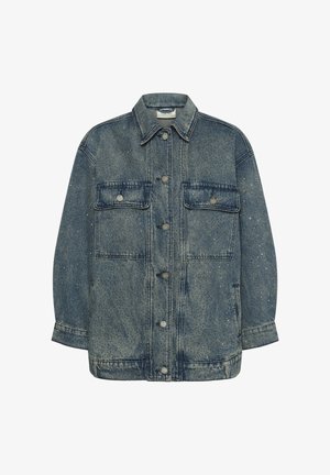 Veste en jean bleu délavé avec une coupe décontractée, deux poches poitrine et des boutons en métal argenté. Elle présente un col classique et des coutures visibles.
