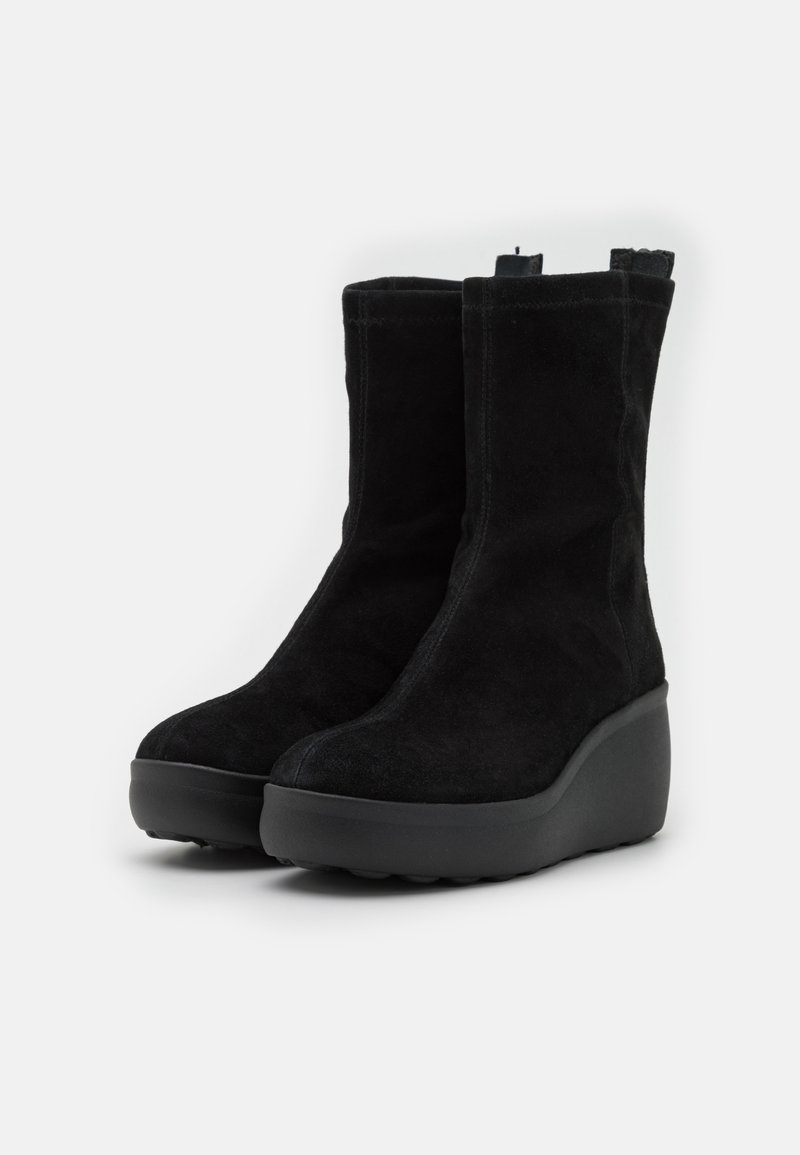 Czarne zamszowe botki do kostki o eleganckim designie, zaokrąglonym nosie i wysokim, gumowym obcasie w kształcie klina. Posiadają zamek błyskawiczny z boku dla łatwego zakładania.