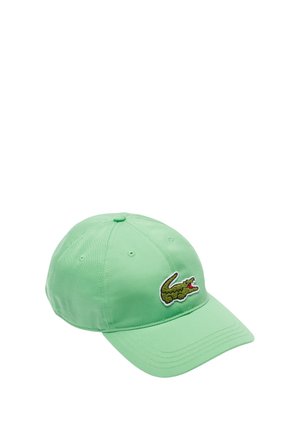 Gorra de béisbol de algodón verde con visera curva, que presenta un logotipo bordado de cocodrilo texturizado en la parte frontal. Presenta seis agujeros de ventilación.