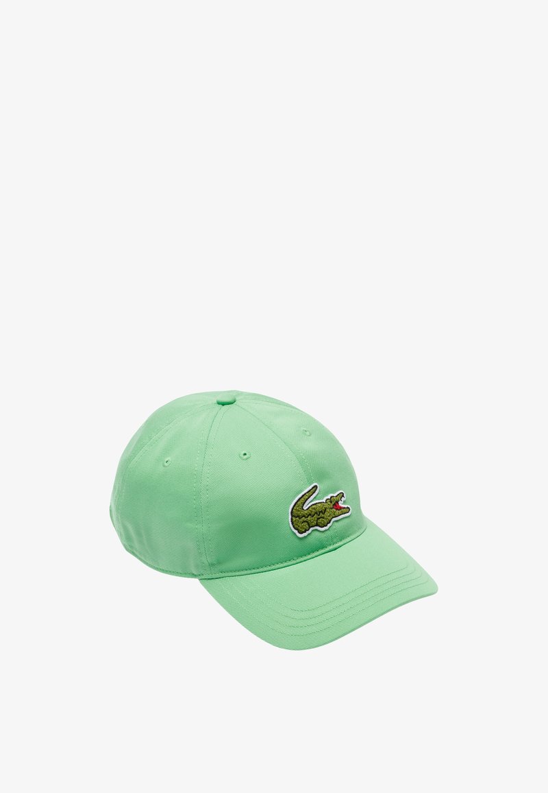 Grüne Baumwoll-Baseballmütze mit gebogenem Schirm, die ein strukturiertes, gesticktes Krokodil-Logo auf der Vorderseite zeigt. Sechs Belüftungsöffnungen vorhanden.