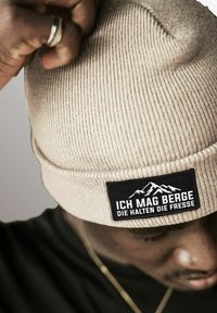 MoonWorks PATCH MIT SPRUCH ICH MAG BERGE- DIE HALTEN DIE FRESSE AUFDRUCK LUSTIG - Beanie - beige