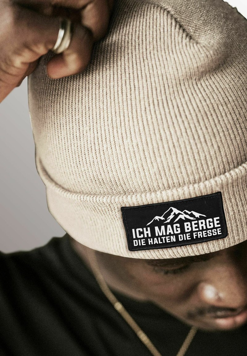 MoonWorks PATCH MIT SPRUCH ICH MAG BERGE- DIE HALTEN DIE FRESSE AUFDRUCK LUSTIG - Beanie - beige