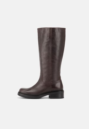 Hoher dunkelbrauner Lederstiefel mit niedrigem Blockabsatz und abgerundeter Spitze, seitlich auf weißem Hintergrund dargestellt.