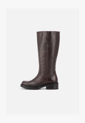 Hoher dunkelbrauner Lederstiefel mit niedrigem Blockabsatz und abgerundeter Spitze, seitlich auf weißem Hintergrund dargestellt.