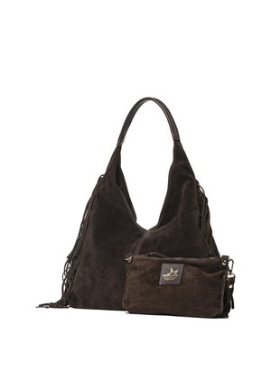 Sac hobo en daim brun foncé avec des franges sur les côtés et une petite pochette zippée assortie avec un écusson logo à l'avant.