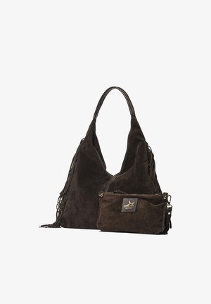 Sac hobo en daim brun foncé avec des franges sur les côtés et une petite pochette zippée assortie avec un écusson logo à l'avant.