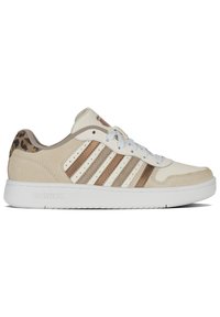 Zapatilla blanca con acentos de ante beige y marrón, que presenta un estampado de leopardo texturizado en el talón, seis ojales y la marca K-Swiss.