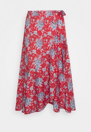 Rote Blumen-Wickelrock mit blauen und weißen Blumenmustern, leichtem Stoff, asymmetrischem Saum und einer Bindeschließe an der Taille.