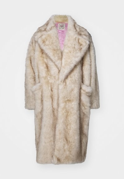 Dirbtinio kailio paltas kremiško spalvos, su puria tekstūra, plačiais apykaklėmis ir šoninėmis kišenėmis. Vidus išklotas rožine medžiaga.