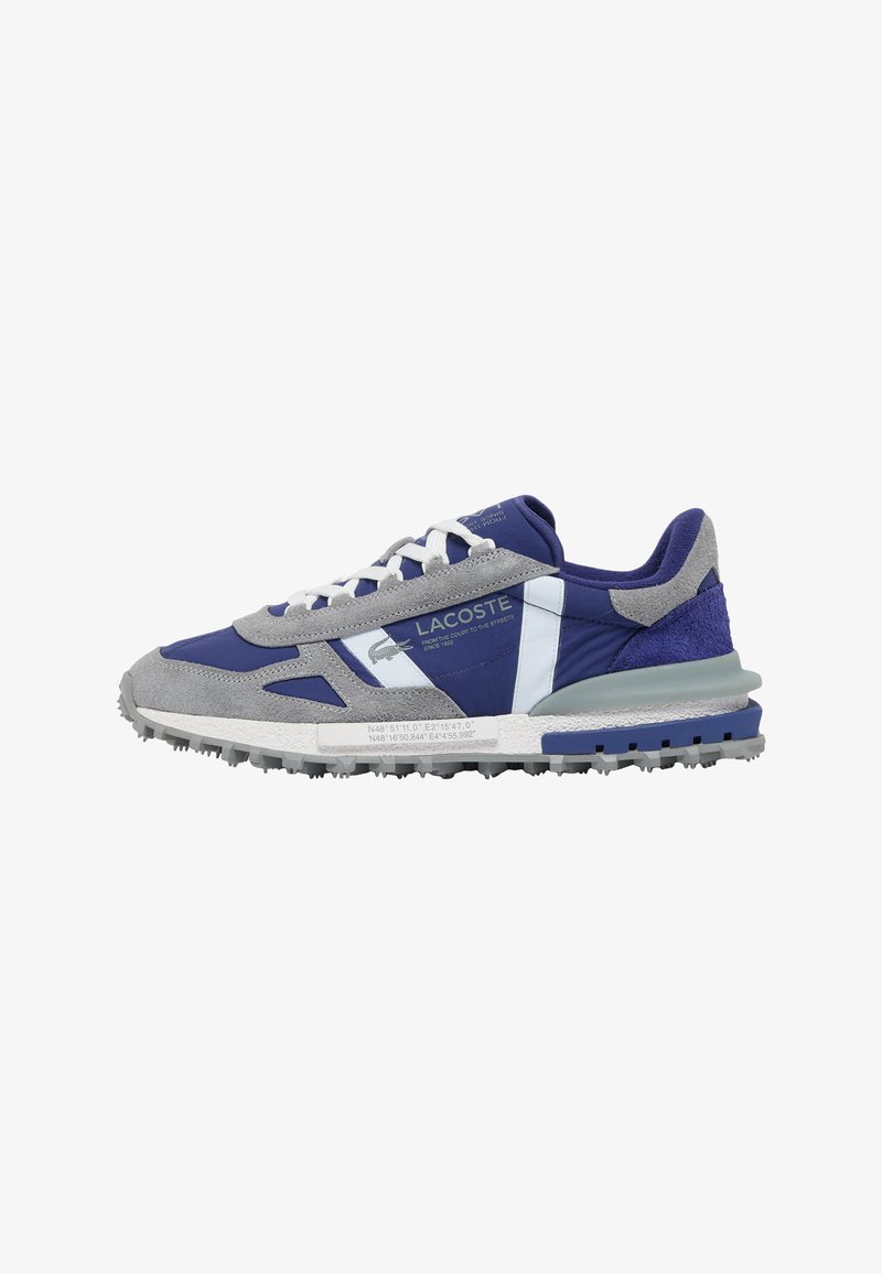 Blå og grå Lacoste sneaker med hvide snørebånd, tekstureret sål og "Lacoste" logo på siden med koordinatdetaljer på mellemsålen.