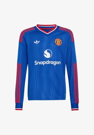 Μπλε ποδοσφαιρική φανέλα Manchester United με μακριά μανίκια, κόκκινες ρίγες στα μανίκια, λευκό λογότυπο Snapdragon και λογότυπο Adidas στο στήθος.