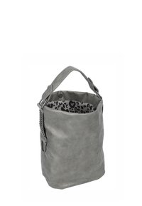 Borsa a secchiello in ecopelle grigia con manico corto, dotata di un interno in stampa leopardata nera e grigia e dettagli decorativi in catena.