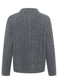 Pull en maille gris avec une texture côtelée, un large col et des manches longues. Le dos présente le motif de tricot détaillé sur toute la surface.