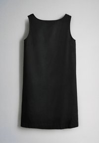 Ärmelloses schwarzes Kleid mit einem Rundhalsausschnitt, flach auf einem hellgrauen Hintergrund präsentiert.