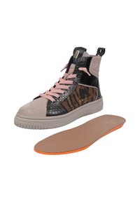 Sneaker na wysokiej podeszwie z czarnej lakierowanej skóry i brązowymi teksturowanymi akcentami, różowe sznurówki, szary zamszowy czubek oraz wyjmowana wkładka z tanowym i pomarańczowym wzorem.