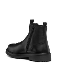 Botas de cuero negro hasta el tobillo con caña alta, cremallera lateral y suela de goma texturizada. Presentan lengüetas en la parte trasera y un acabado suave.