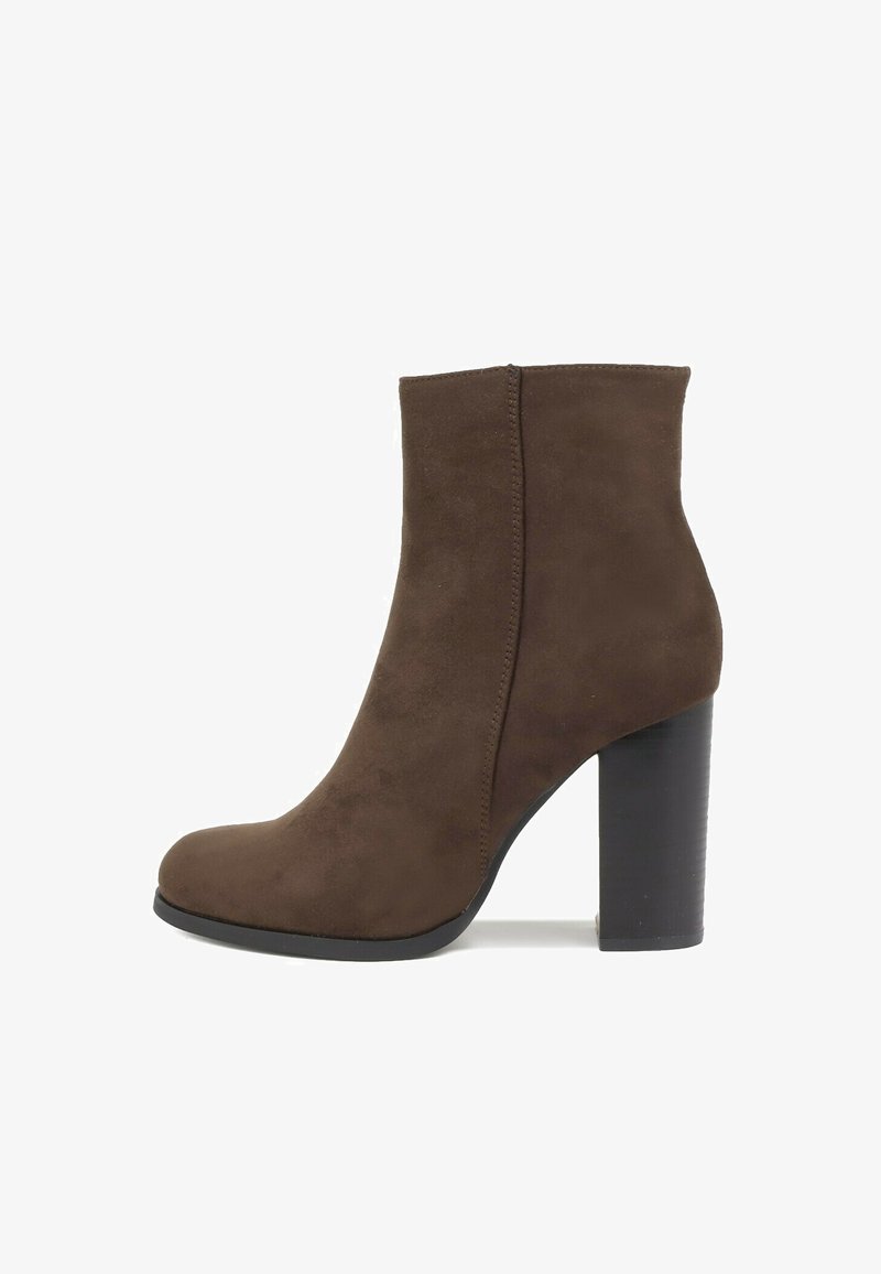 Bottine en daim marron avec bout rond, talon haut bloc, détails sur la couture latérale et semelle noire.