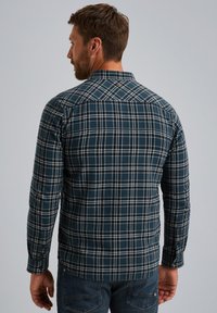 Blauwe geruite flanellen overhemd met witte en lichtblauwe lijnen, voorzien van een klassieke kraag en knoopmanchetten, gemaakt van gestructureerde katoenstof.