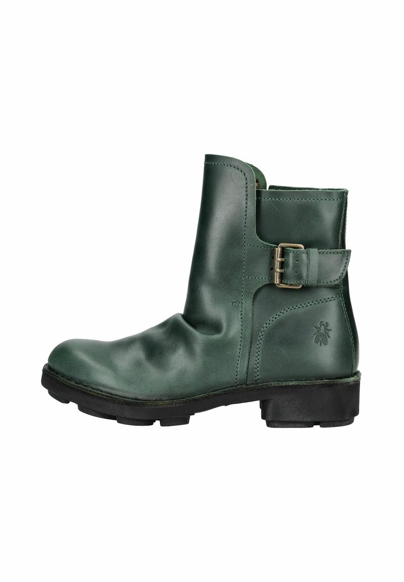 Bota de tobillo de cuero verde oscuro con hebilla lateral, punta redonda, logo de insecto en relieve y suela de goma negra.