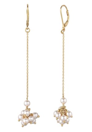 Boucles d'oreilles pendantes en chaîne dorée, chacune avec une grappe de perles blanches suspendues à l'extrémité, sécurisées par des fermoirs à levier.