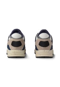 Sneakers con una combinazione di suede blu navy, grigio e beige. Presentano pannelli in rete testurizzati e una suola beige potato. Nome del marchio visibile.