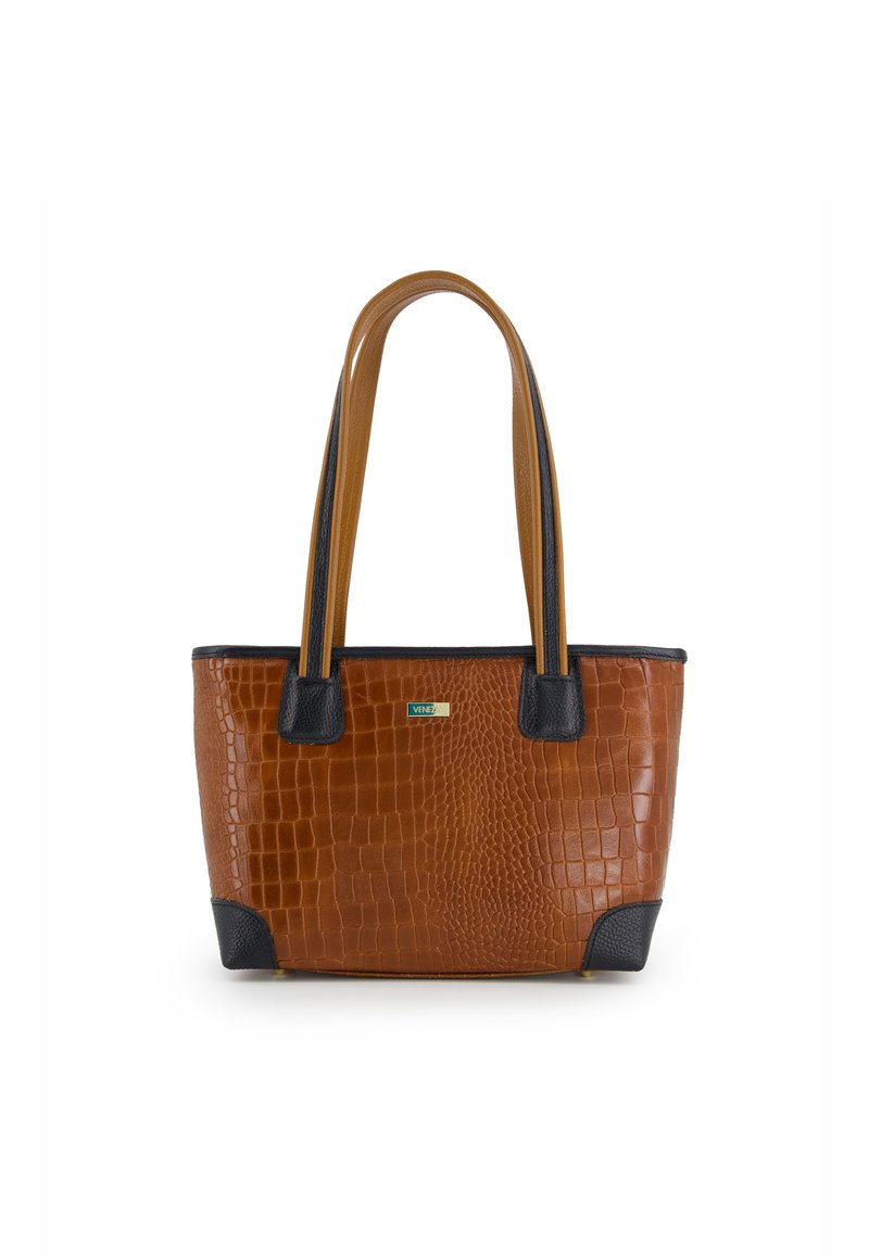 Brun tote bag med krokodillemønster og sorte accenter, dobbelte håndtag og et dekorativt mærke på fronten. Glat tekstur.