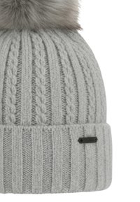 Cappello a cuffia grigio lavorato a maglia con motivi a treccia e coste; presenta un soffice pon pon sulla sommità e una piccola etichetta nera con il marchio sul risvolto.