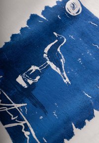 Tela azul con la silueta de un pájaro blanco de pie sobre una forma cilíndrica, con pinceladas abstractas en azul y un detalle circular en el fondo.