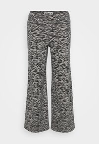 Pantalon évasé gris avec motif zèbre noir, fermeture par boutons sur le devant, passants pour ceinture, étiquette « ONLY » à l'intérieur de la ceinture.