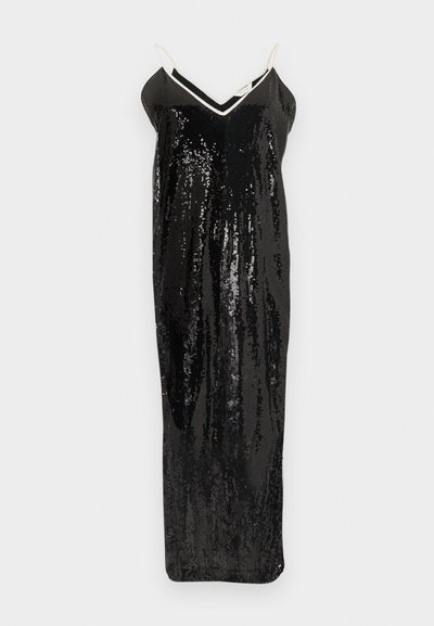 Robe longue noire en sequins avec un décolleté en V et des bretelles fines. Texture lisse avec des accents brillants, mettant en valeur des motifs verticaux en sequins.