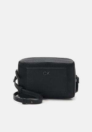 Calvin Klein DAILY CAMERA BAG PEBBLE - Sac bandoulière - black