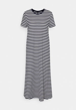 Vestido de manga corta hasta el tobillo con rayas horizontales negras y blancas y escote redondo sobre un fondo liso.