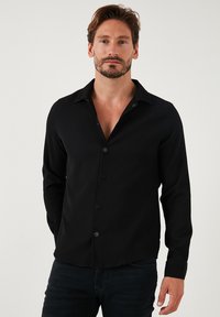 REGULAR FIT - Shirt - black