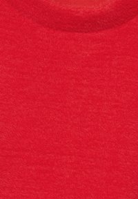 Tessuto di maglione rosso con una finitura morbida e strutturata. Presenta un collo rotondo e una superficie liscia, rivelando un colore e un motivo costanti.