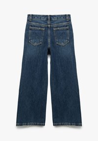 Jeans o szerokich nogawkach w ciemnoniebieskim kolorze mają wysoki stan, dwie tylne kieszenie oraz postrzępione doły, co zapewnia luźny krój.