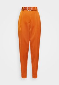 Oranje op maat gemaakte broeken met hoge taille, voorzien van een bruine riem met een ronde gesp en geplooide voorkant voor extra detail.