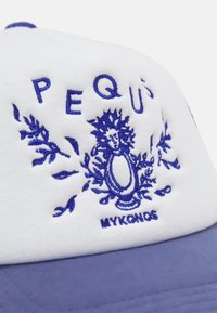 Fehér sapka kék hímzett dizájnnal, amelyen a "PEQUUS MYKONOS" szöveg és bonyolult virágminták találhatók. A napernyő egyszínű világoskék.