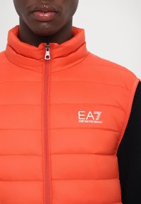 EA7 Emporio Armani TRAIN CORE LIGHT VEST - Väst - summer fig