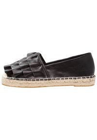 Scarpa espadrilla nera con tomaia in pelle plissettata e suola in juta naturale. Design con punta aperta, profilo piatto e forma arrotondata.