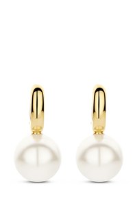 Goldene Creolen mit großen, glatten weißen Perlen. Das Design betont ein poliertes Finish mit einer glänzenden Textur.