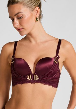 Mauve satijnen bh met beugel, plunge-vorm, kantafwerking en gouden hardware-details. Heeft verstelbare bandjes en een geplooid detail in het midden.