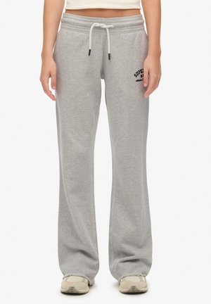 Pantaloni della tuta grigi con un fit rilassato, vita elastica, coulisse e un piccolo logo ricamato sul lato sinistro in basso. Texture morbida.