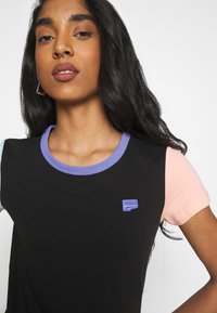 Puma DOWNTOWN SMALL LOGO TEE - T-shirt z nadrukiem