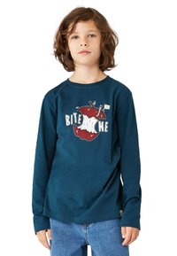 Langärmeliges blaues Baumwoll-T-Shirt mit einem großen Grafikmotiv eines angebissenen roten Apfels und dem Text "BITE ME" in weißen und schwarzen Buchstaben.