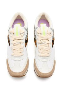 Sneakers bianchi con lacci beige, dettagli grigio testurizzati e stampa animale sui lati. Suole in gomma con battistrada marrone chiaro.